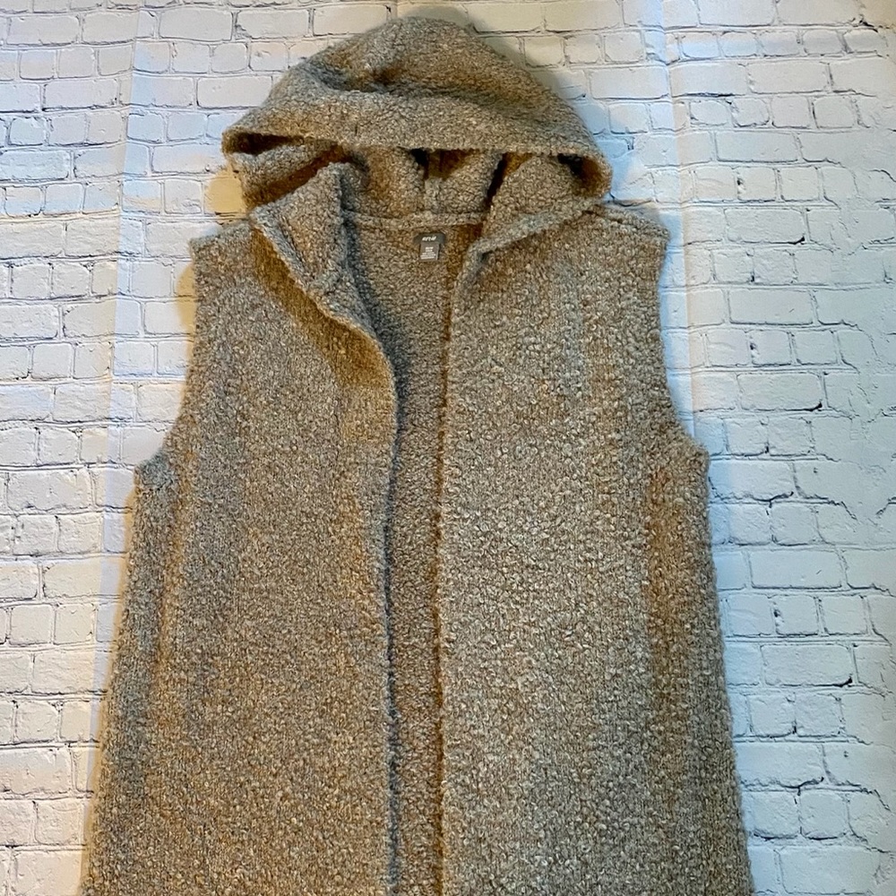 Aerie hooded sleeveless boucle sweater